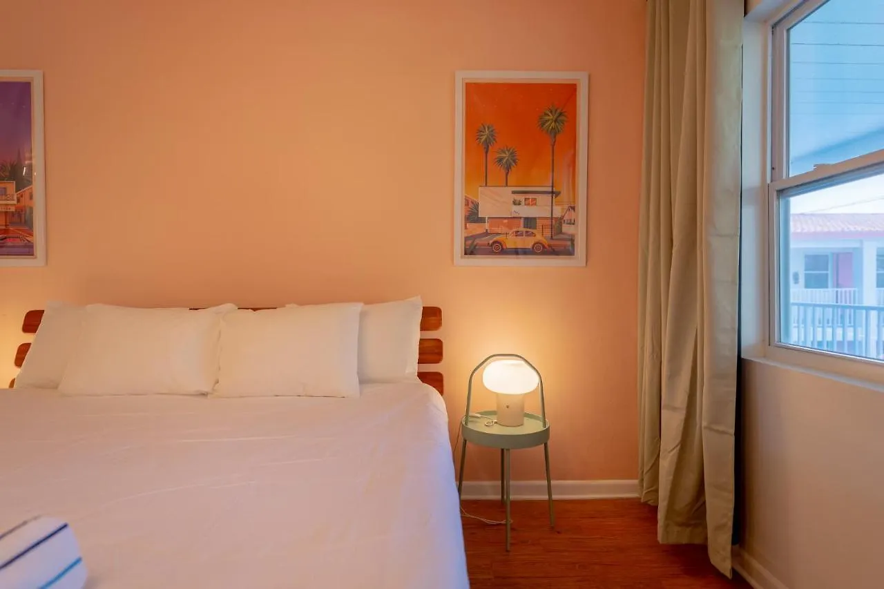 Tropical Breeze - Formerly Wells Manor Since 1953 Clearwater Beach