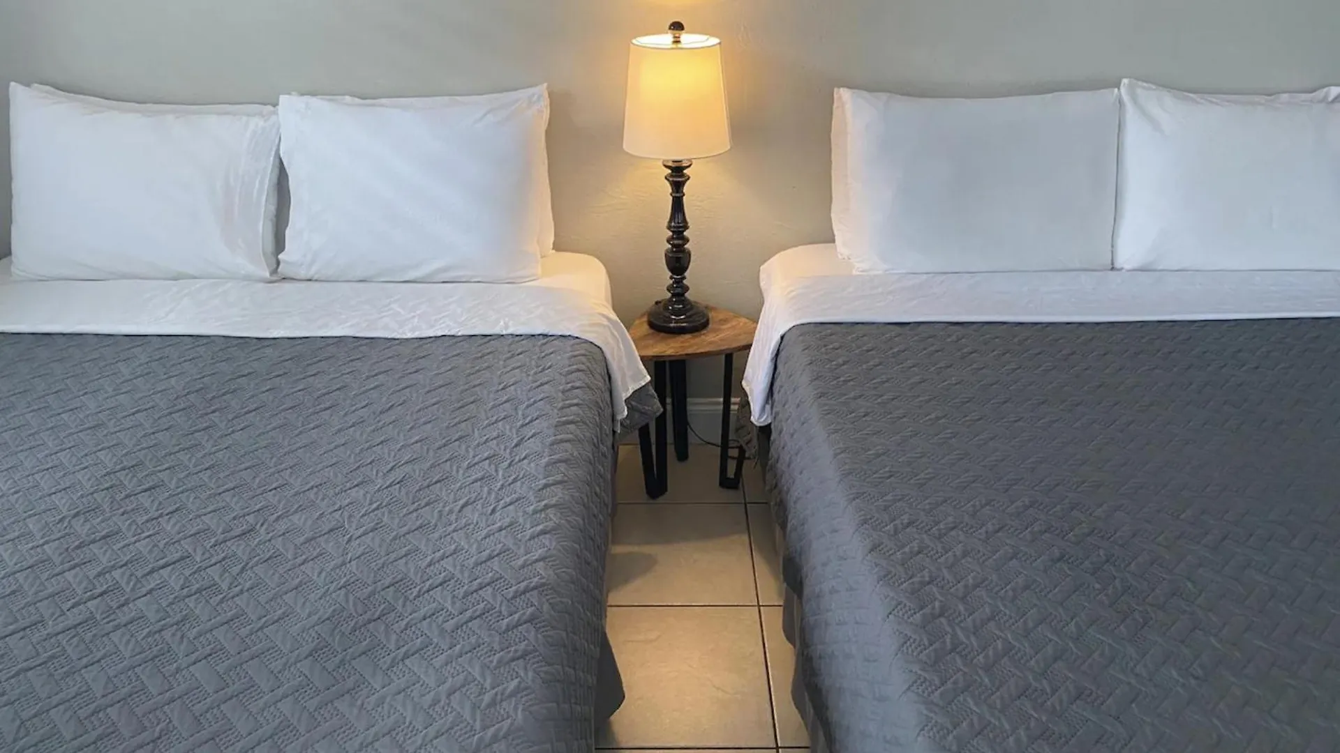 Tropical Breeze - Formerly Wells Manor Since 1953 Clearwater Beach