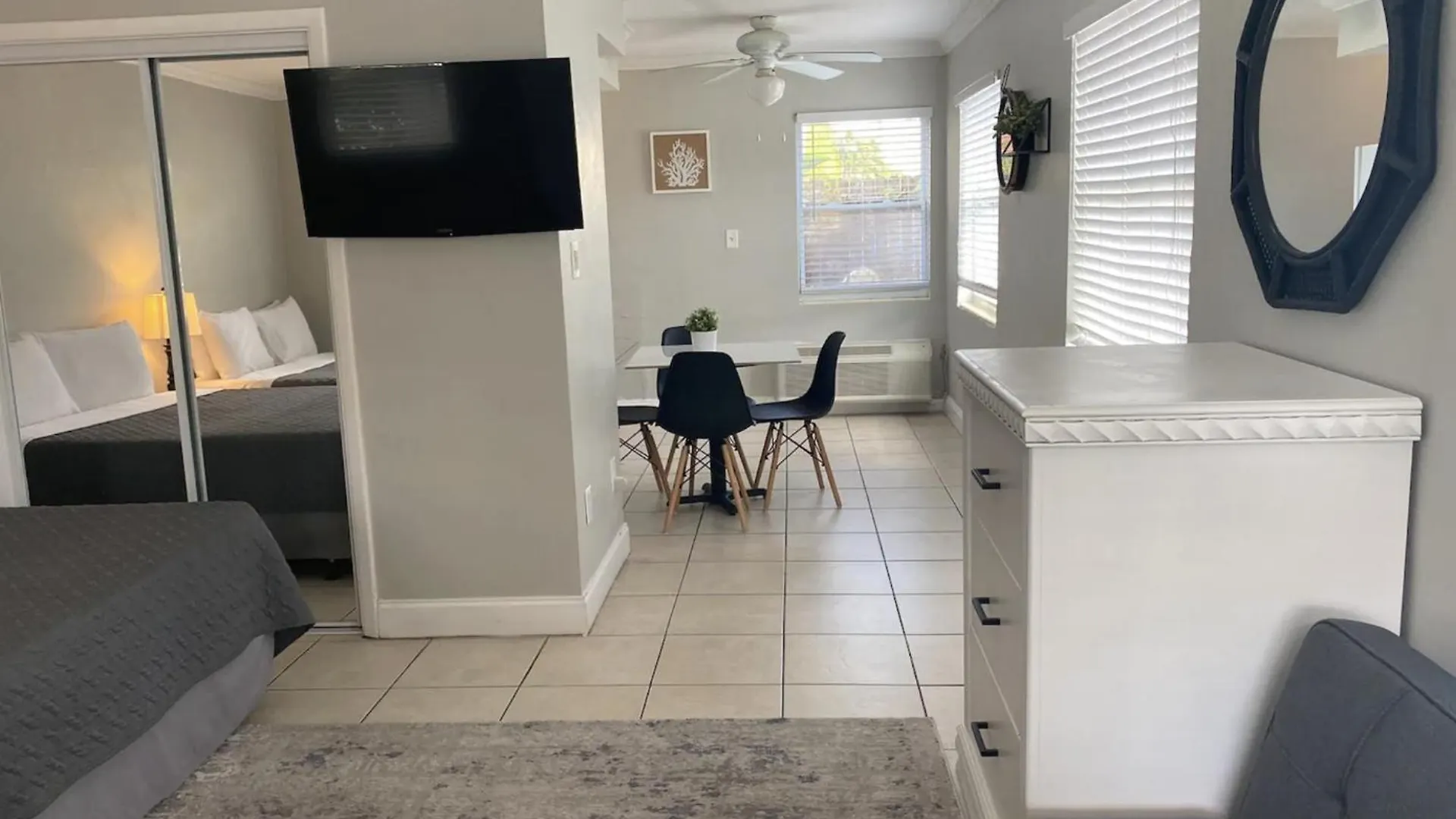 Tropical Breeze - Formerly Wells Manor Since 1953 Clearwater Beach